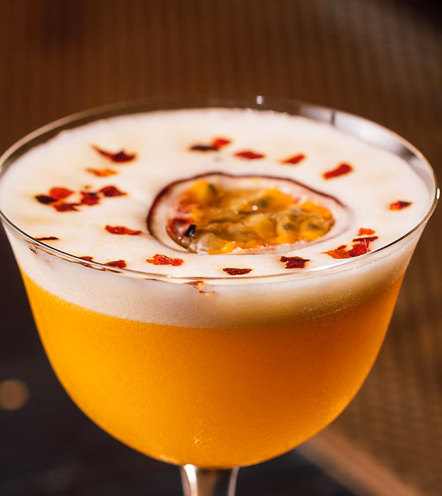 Aperitivo italiano con calici e tagliere