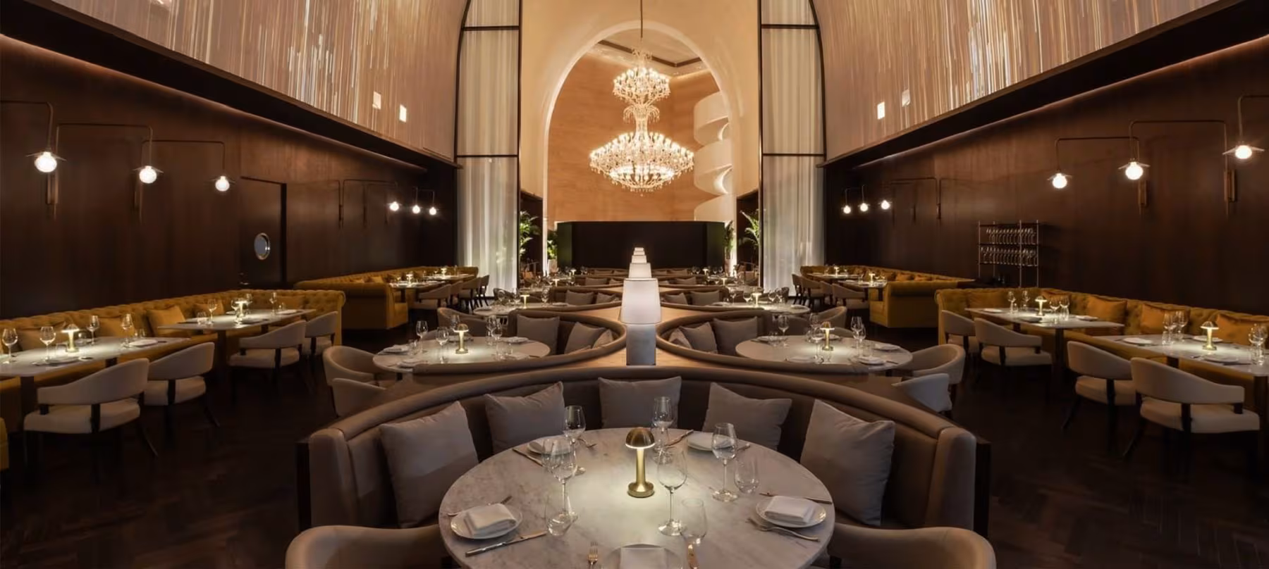 Sala da pranzo elegante con luci soffuse
